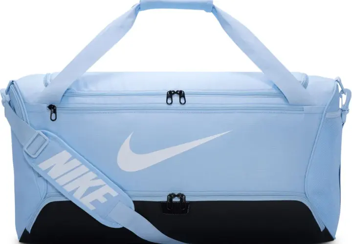 Jasnoniebieska torba na trening Nike z białym logo i czarnym pasem u dołu. Idealna na siłownię i wyjazdy.