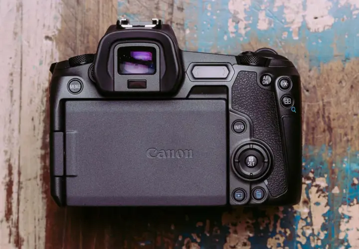 Tył aparatu Canon R, gotowy do testów. Widoczny ekran, wizjer i przyciski sterujące.