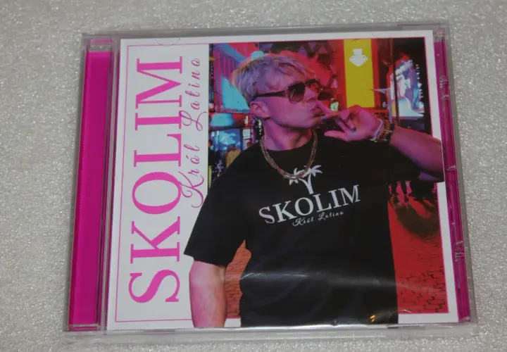 Okładka płyty CD z wizerunkiem artysty Skolim, który prezentuje się jako Król Latino.