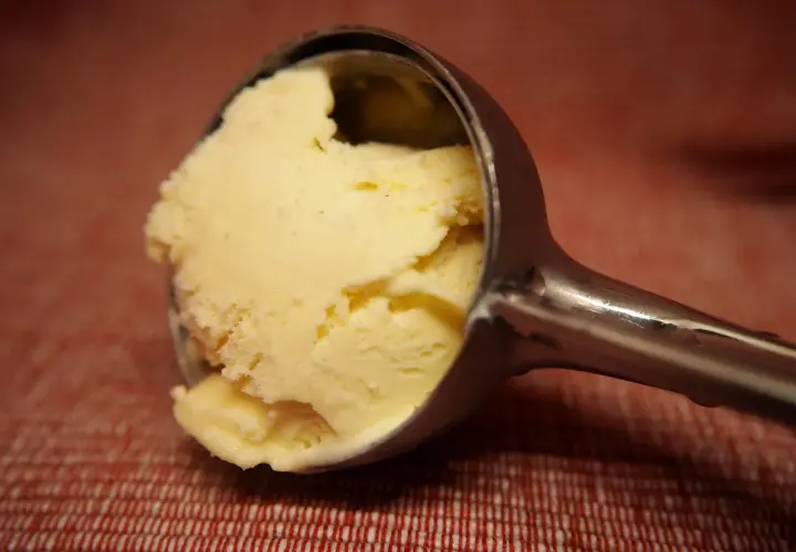 Domowe lody jogurtowe: Kremowe i zdrowe bez maszynki? Przepis!