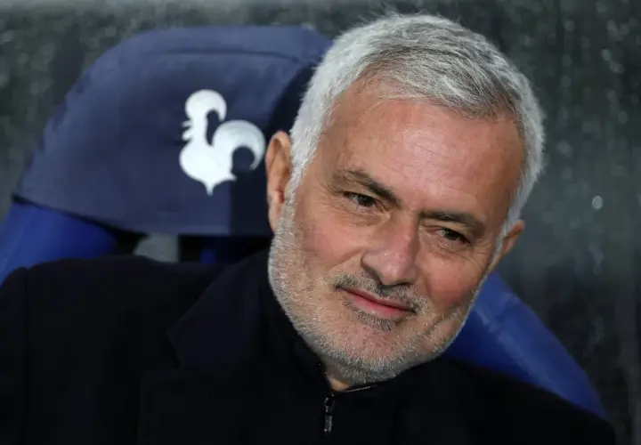 Jose Mourinho, znany trener Realu, z siwą brodą i zmęczonym spojrzeniem, siedzi na ławce.