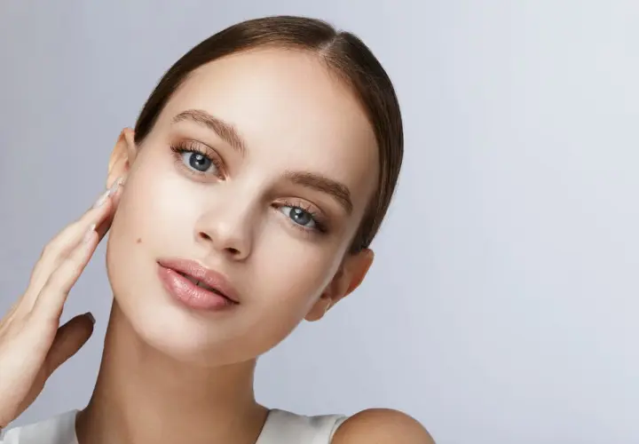 Joven con piel radiante y labios sutiles, ideal para aprender como maquillarse paso a paso.