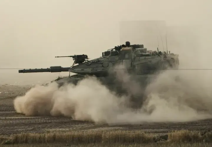 Ein israelischer Panzer fährt durch Staub. Die Zahlungen an Israel sind für die Sicherheit des Landes wichtig.