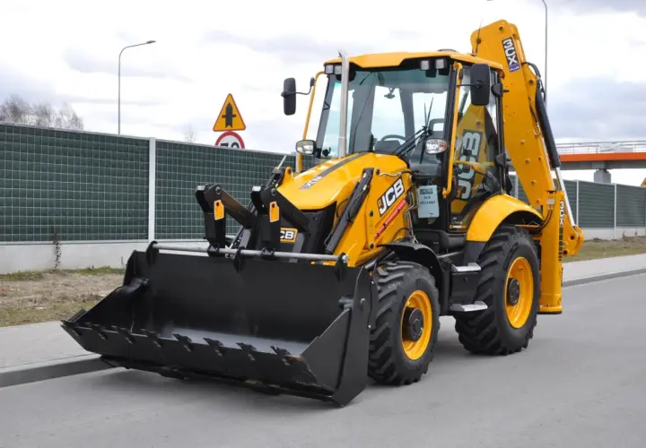 Nowa koparko ładowarka JCB 3CX Plus gotowa do pracy. Potężna maszyna budowlana z szeroką łyżką i solidnym ramieniem.