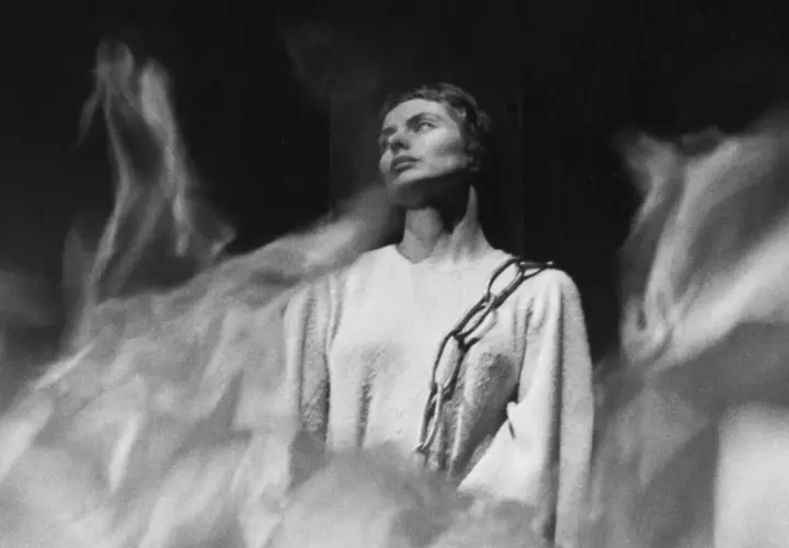 Ingrid Bergman, en ikonisk skådespelerska, bär en kedja över sin tröja, omgiven av drömska, dimmiga former.