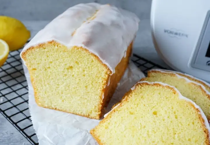Saftiger Zitronenkuchen, frisch aus dem Thermomix, mit süßer Glasur. Perfekt für den Kaffeetisch.