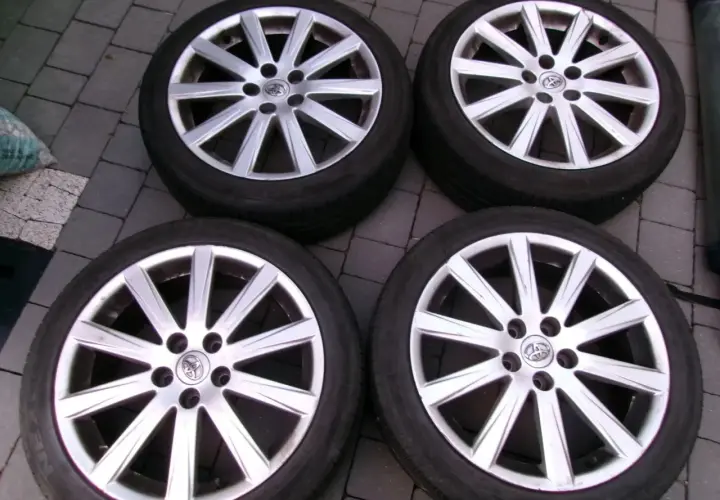 Cztery felgi aluminiowe z oponami do Toyota Avensis. Rozmiar opon widoczny na zdjęciu.