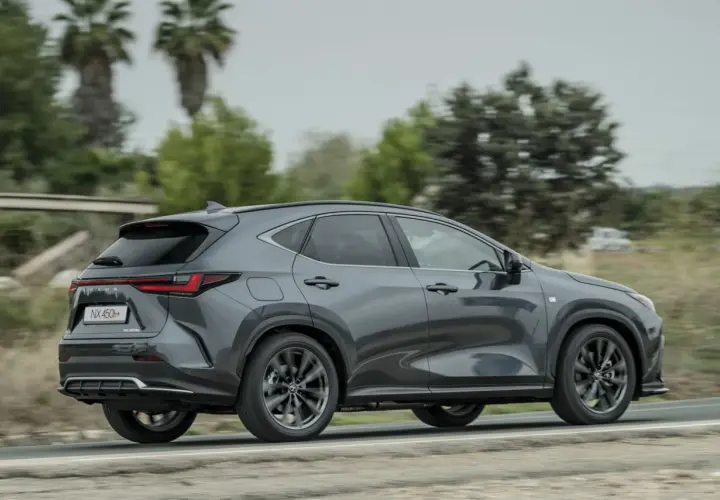 Lexus NX 450h+ gris en movimiento. Conoce las medidas del Lexus NX para tu próxima aventura.
