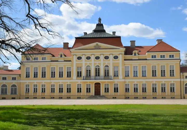 Piękny, żółty pałac w Wielkopolsce, idealny na zwiedzanie. Wspaniałe zamki w Wielkopolsce czekają na odkrycie!