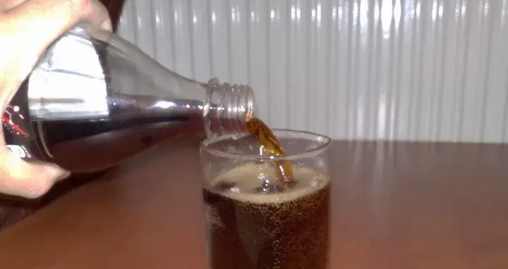 Ile kalorii ma szklanka Pepsi? Zaskakująca prawda o napoju