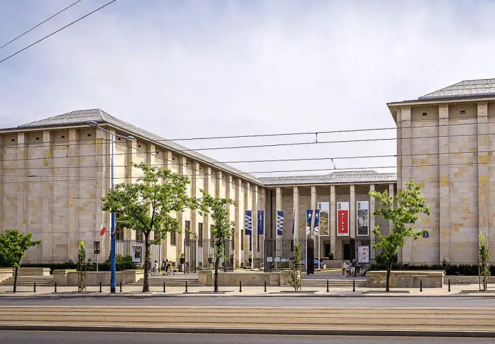 Muzeum Narodowe w Warszawie, duma stolicy Polski, z flagą biało-czerwoną i banerami wystaw.