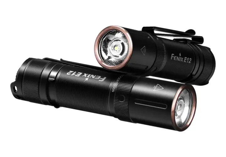 Dwa czarne latarki Fenix E12 V2.0 z miedzianymi akcentami, gotowe do akcji.