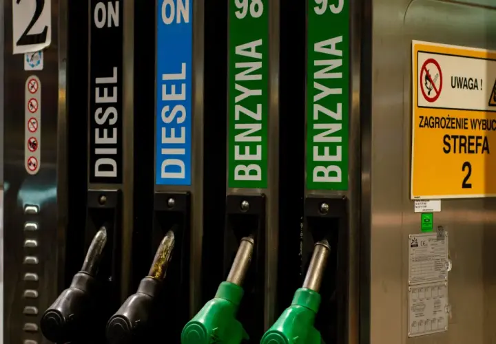 Jaki kolor ma diesel i co mówi o jego jakości? Sprawdź teraz