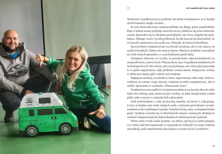 Uśmiechnięci ludzie obok modelu kampera. Ciekawe **syberia ciekawostki** o podróżowaniu kamperem i wycieczkach autokarowych.