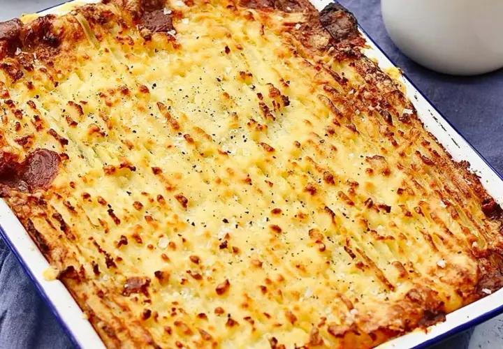 Pastel de carne picada gratinado con puré de patatas, perfecto para tus recetas de carne picada.