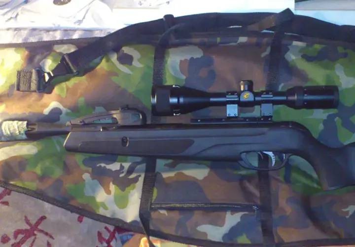 Karabinek Gamo HPA Mi z lunetą na kamuflażowej torbie. Gotowy do akcji!