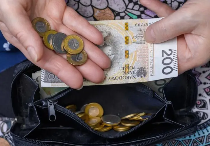Dłonie wkładają do portmonetki 200 zł i garść monet. Czy to wystarczy na rentę bez lat pracy?
