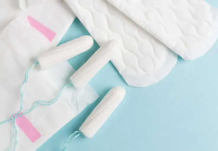 Hygienprodukter som bindor och tamponger. Vissa kvinnor upplever vita flytningar tidigt i graviditeten.