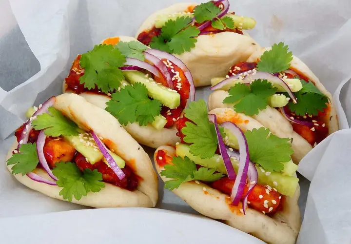 Fluffiga bao buns med kyckling, gurka, rödlök och koriander. Ett läckert bao buns recept!