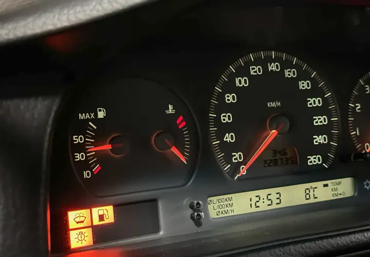 Wskaźniki na desce rozdzielczej: paliwo, temperatura silnika, prędkościomierz, licznik kilometrów i aktualna temperatura zewnętrzna 8°C. Brak informacji o temperaturze spalin diesel.