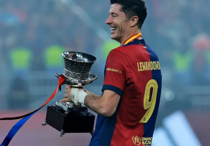 Robert Lewandowski, król strzelców, cieszy się ze zdobytego trofeum.