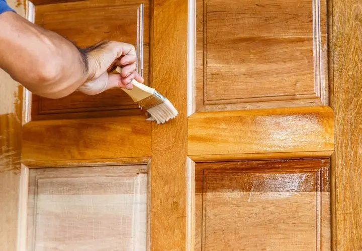 Jak odnowić drzwi wewnętrzne? Poradnik DIY i oszczędności!