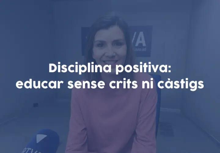 Mujer sonriente habla sobre disciplina positiva: educar sin gritos ni castigos.
