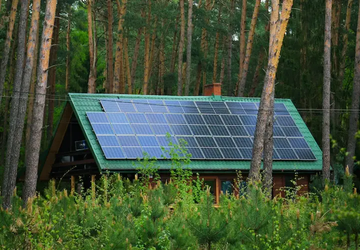 Przydomowe elektrownie słoneczne: jak obniżyć rachunki za prąd?