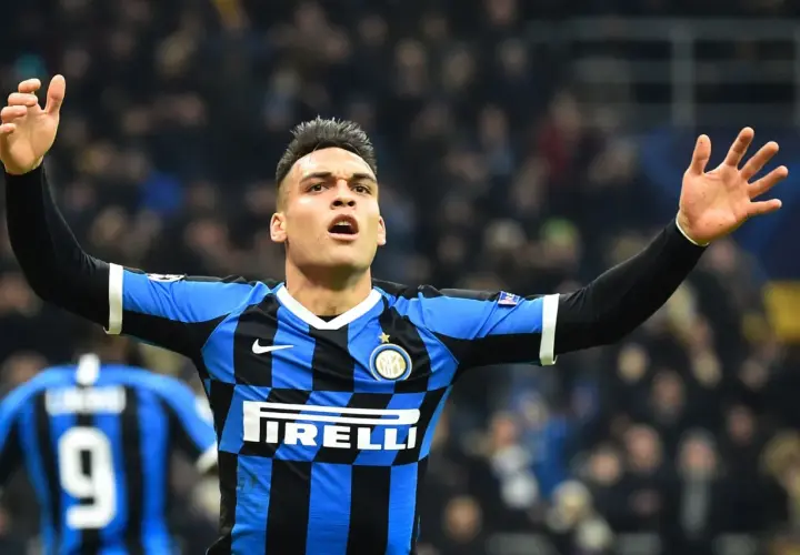 Lautaro Martínez z Interu Mediolan świętuje bramkę w meczu z Atalantą.