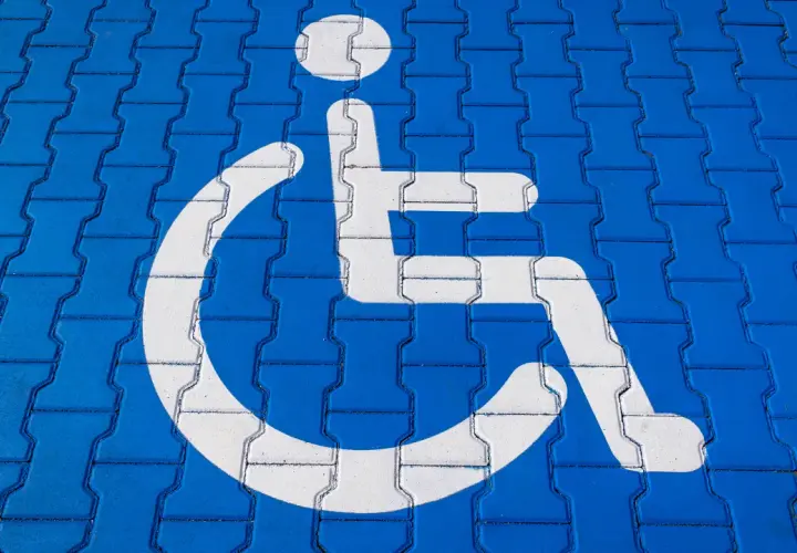 Czy opiekun osoby niepełnosprawnej może korzystać z karty parkingowej? Sprawdź zasady