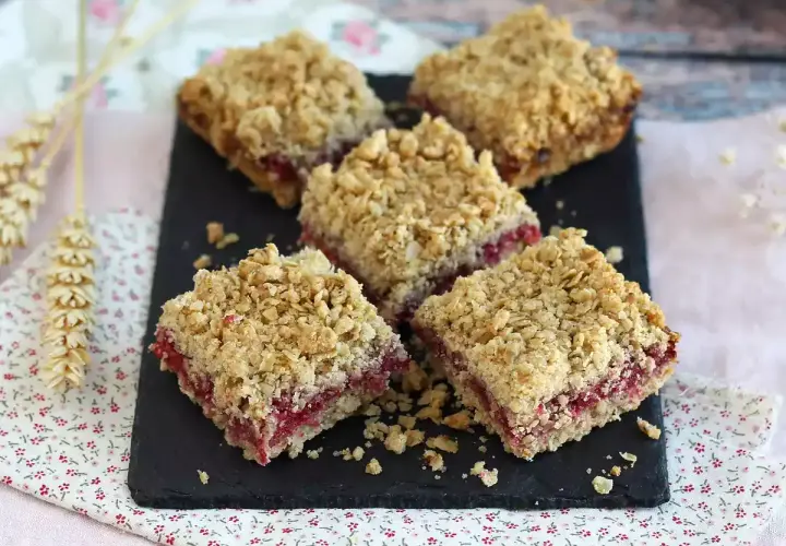 Färska bitar av hallonpaj smulpaj med en krispig topping. Perfekt till fikat!