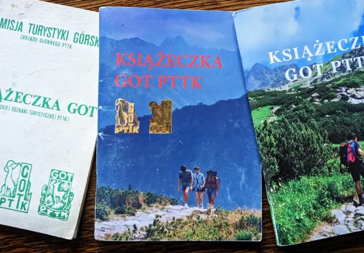 Trzy okładki książeczek GOT PTTK z odznakami. Jedna biała z zielonymi symbolami, dwie z górskimi krajobrazami i turystami.