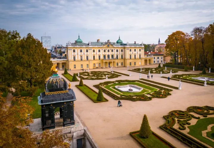 Pałac Branickich w Białymstoku i okolice atrakcje. Ogrody w stylu francuskim, fontanny i zabytkowa altana.