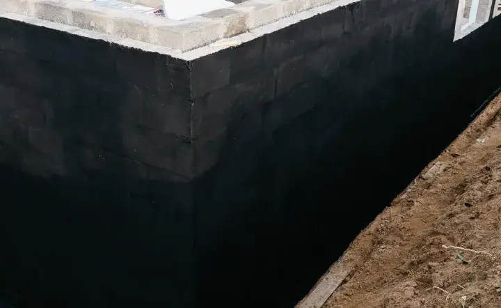 Czym obsypać fundamenty z zewnątrz, by uniknąć problemów z wodą?
