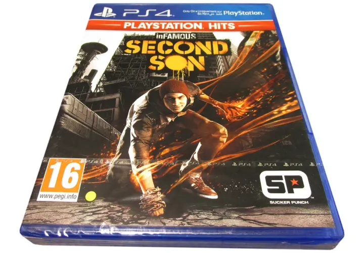 Okładka gry PlayStation 4 "inFAMOUS Second Son" z postacią Delsina Rowem, otoczoną płomieniami.