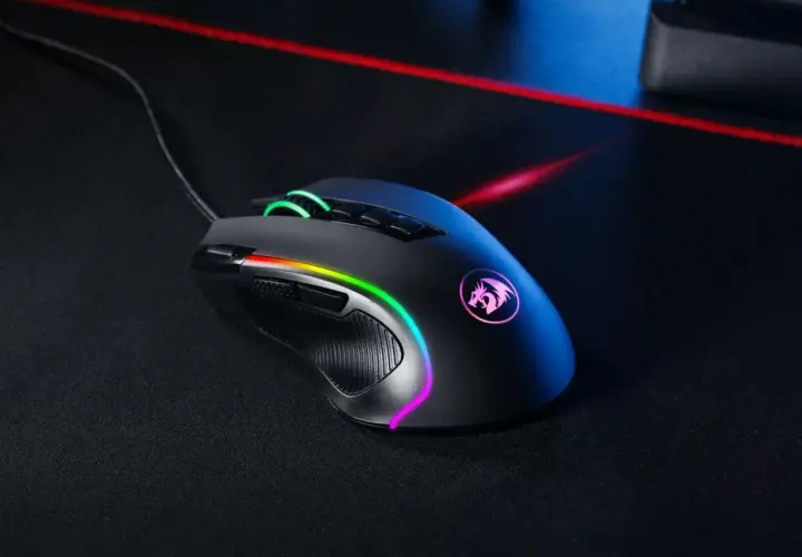 Czarna, gamingowa mysz z podświetleniem RGB. To jeden z wielu rodzajów myszy, które oferują graczom precyzję i styl.