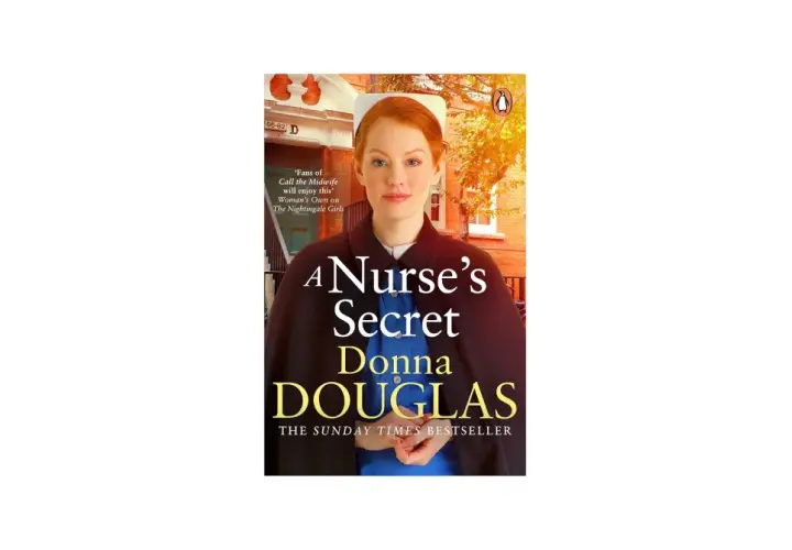 Buchcover "A Nurse's Secret" von Donna Douglas. Eine Krankenschwester mit roten Haaren blickt nach vorne.