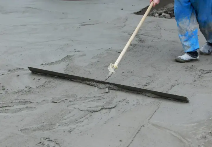 Jak przyspieszyć schnięcie wylewki i uniknąć pęknięć w betonie