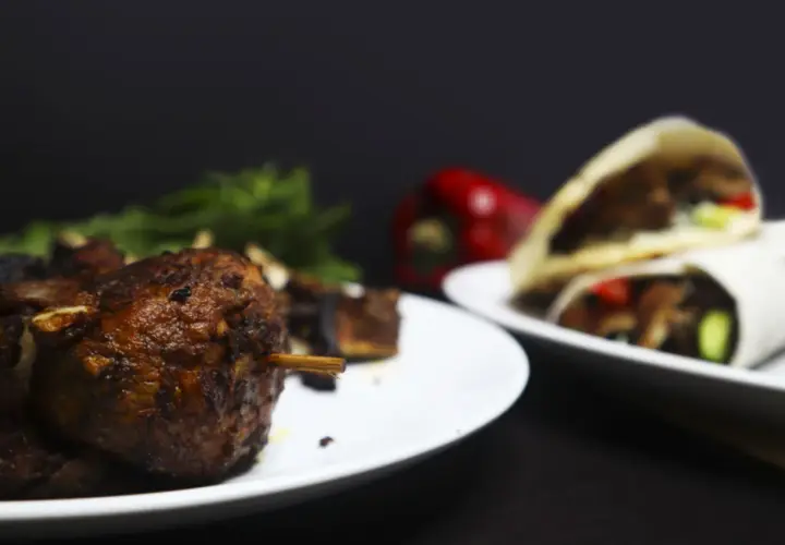 Sabroso kebab vegano en brocheta y wraps con pimientos y hierbas frescas.