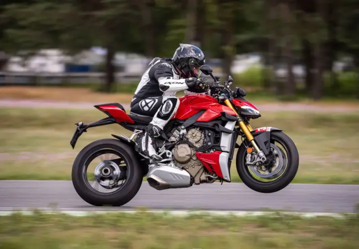 Motocyklista na torze na czerwonym Ducati Streetfighter V4. Poznaj jego ducati streetfighter v4 dane techniczne.