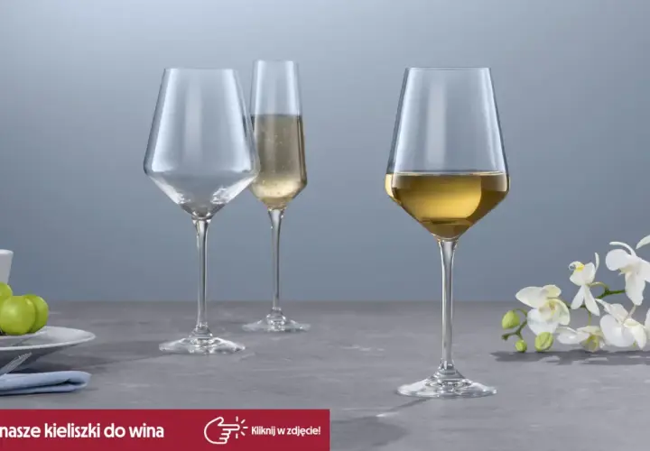 Eleganckie kieliszki do wina, jeden z winem, drugi z szampanem, trzeci pusty. Idealne, by w czym pić likier.