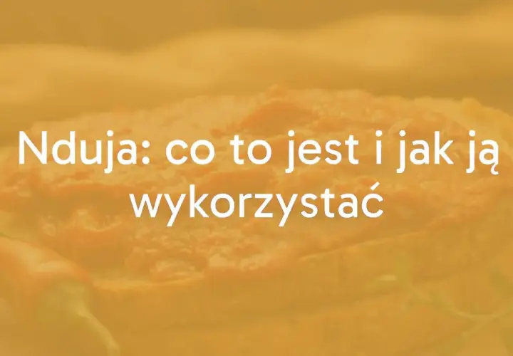 Nduja: co to jest i jak ją wykorzystać. Pikantna pasta na chlebie, z papryczką chili w tle.