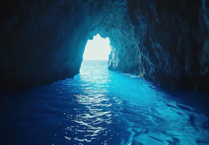 L'acqua cristallina della grotta azzurra di Taormina riflette la luce del sole, creando un'atmosfera magica.