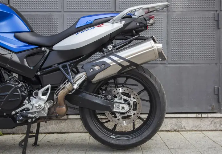 Detalle de la BMW F800R, ideal para quienes buscan opiniones sobre esta moto. Destaca su asiento bicolor y escape cromado.