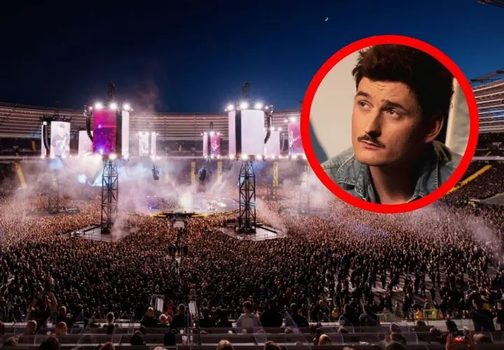 Gwiazda z wąsem na tle tłumu na największym koncercie w Polsce. Stadion wypełniony po brzegi, światła i dym tworzą niesamowitą atmosferę.
