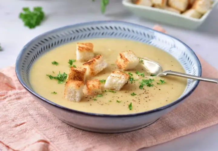 Niezwykły duet smaków w kremie z białych warzyw i gruszki na obiad