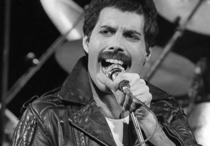 Freddie Mercury śpiewa do mikrofonu, jego ostatnie chwile przed śmiercią były pełne pasji.