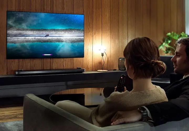 Czy telewizor emituje niebieskie światło? Poznaj skutki dla zdrowia