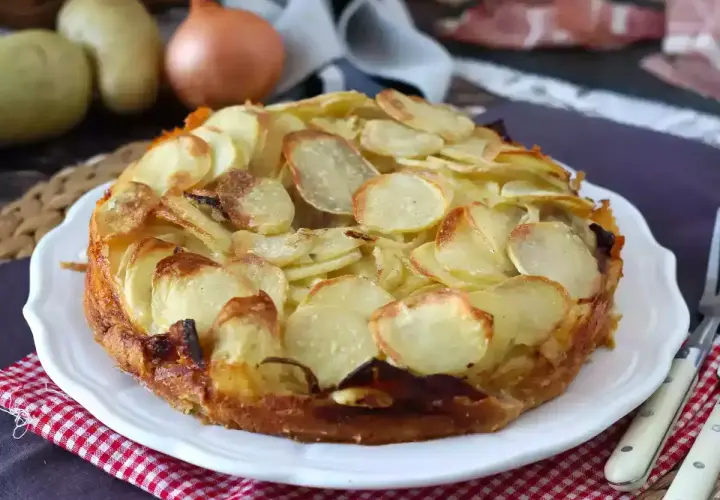 Tarte raclette sans pomme de terre, une création dorée et croustillante, prête à régaler.