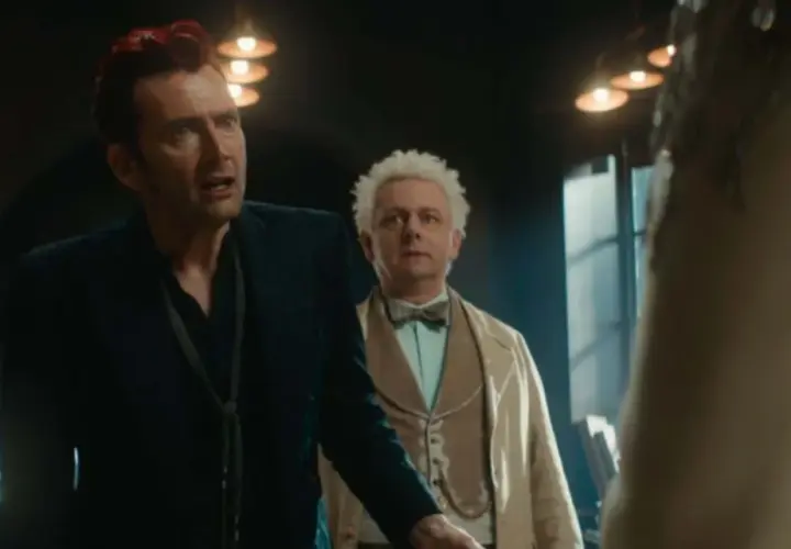 Crowley et Aziraphale, dans une scène qui pourrait annoncer la bonne omens saison 3, semblent surpris par un nouvel événement.